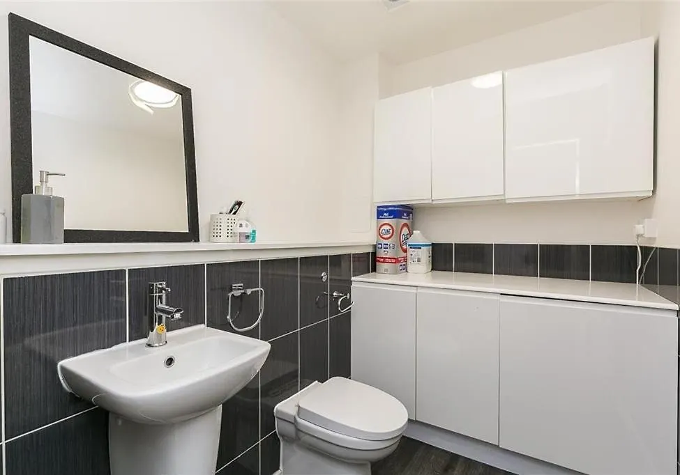 Beautiful 2 Bedroom House In Edinburgh 0*,