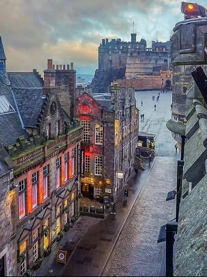 Beautiful 2 Bedroom House In Edinburgh 0*,  United Kingdom